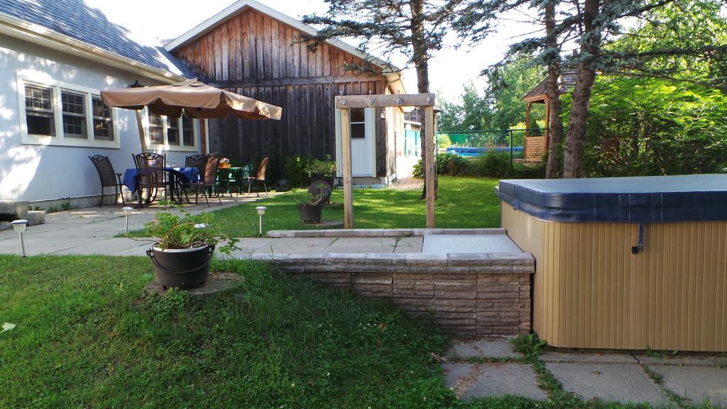 Auberge De La Tour Et Spa Magog Bagian luar foto