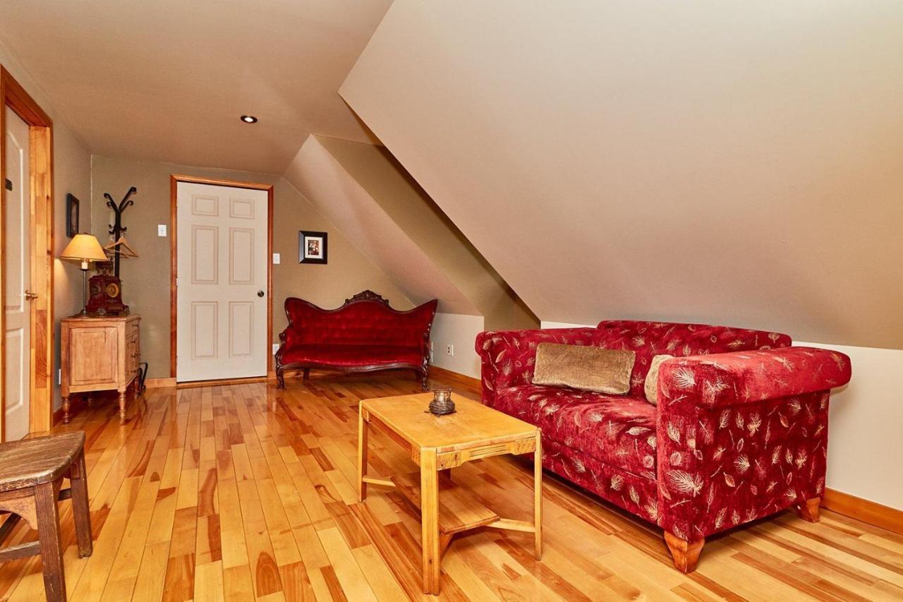 Auberge De La Tour Et Spa Magog Bagian luar foto