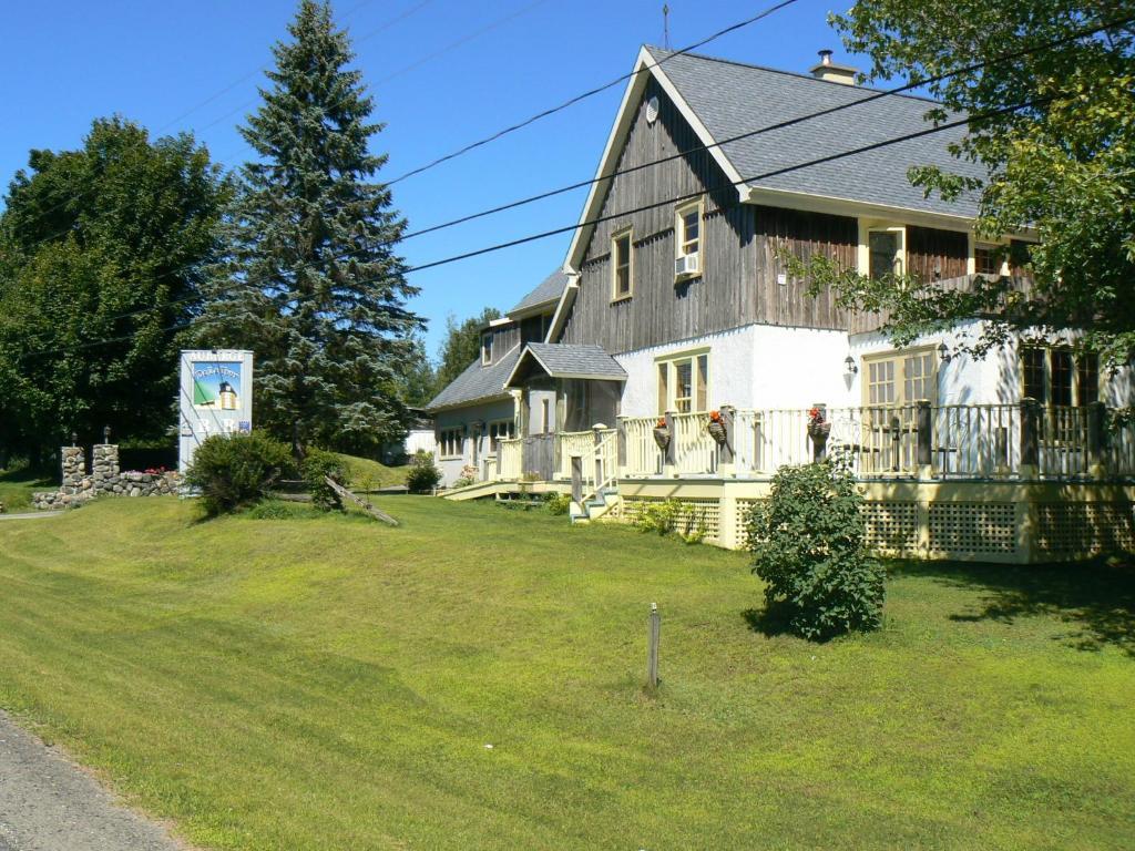 Auberge De La Tour Et Spa Magog Bagian luar foto