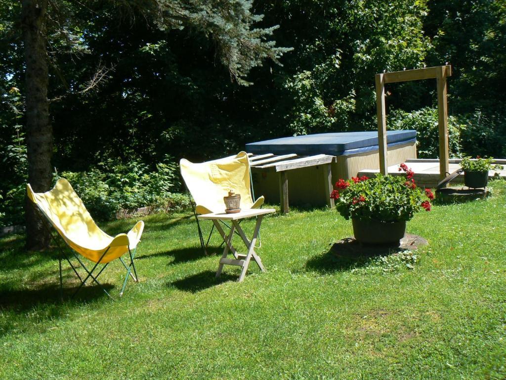 Auberge De La Tour Et Spa Magog Bagian luar foto