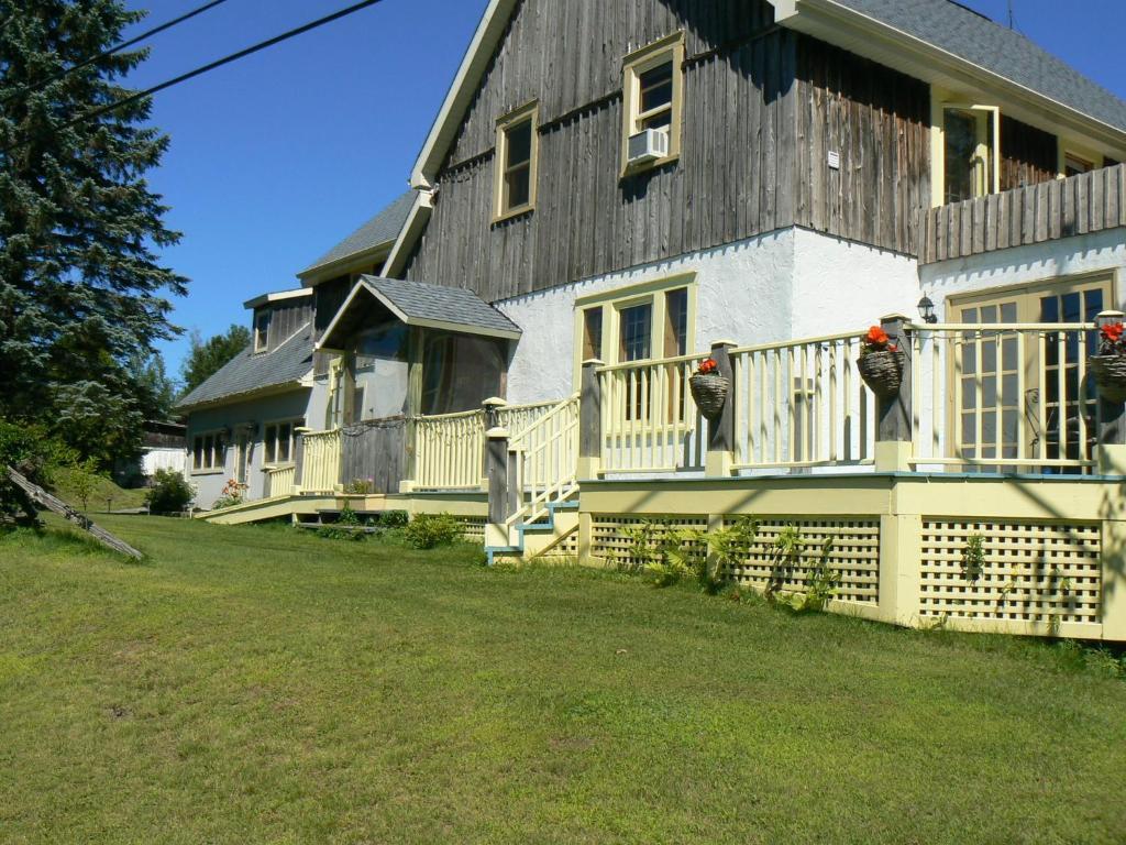 Auberge De La Tour Et Spa Magog Bagian luar foto