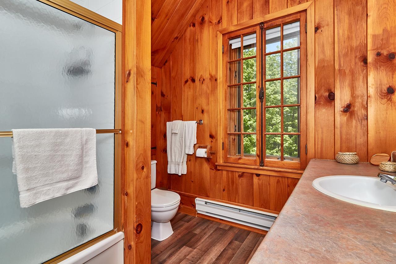 Auberge De La Tour Et Spa Magog Bagian luar foto