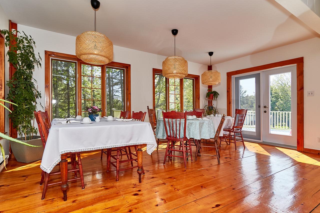Auberge De La Tour Et Spa Magog Bagian luar foto